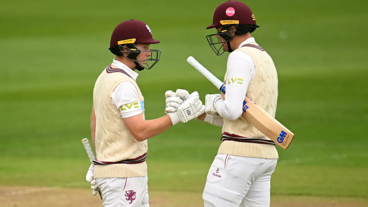 Ed Barnard's five-wicket haul gives Warwickshire the edge