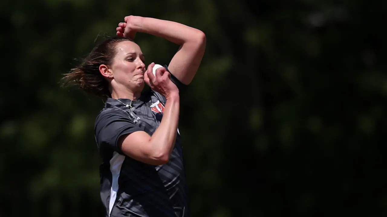 Kate Cross takes six wickets as Thunder dominate Stars