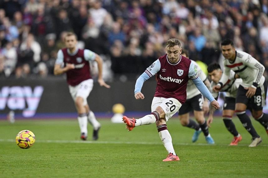 West Ham United secures 2-1 victory as Manchester United waste numerous opportunities