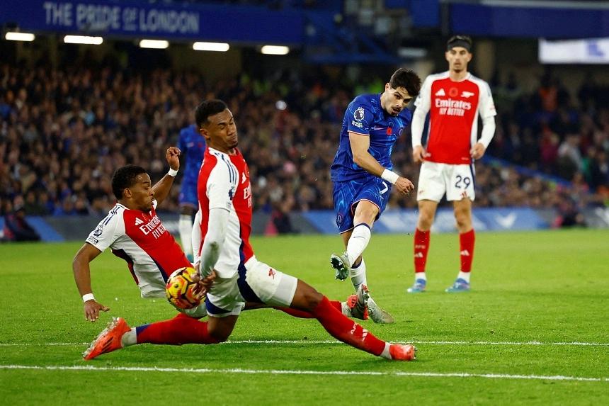 Neto's heroics secure draw for Chelsea as Arsenal's title hopes take a hit